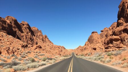 En Route vers l'Aventure : Les Meilleurs Itinéraires de Road Trip à Travers le Monde